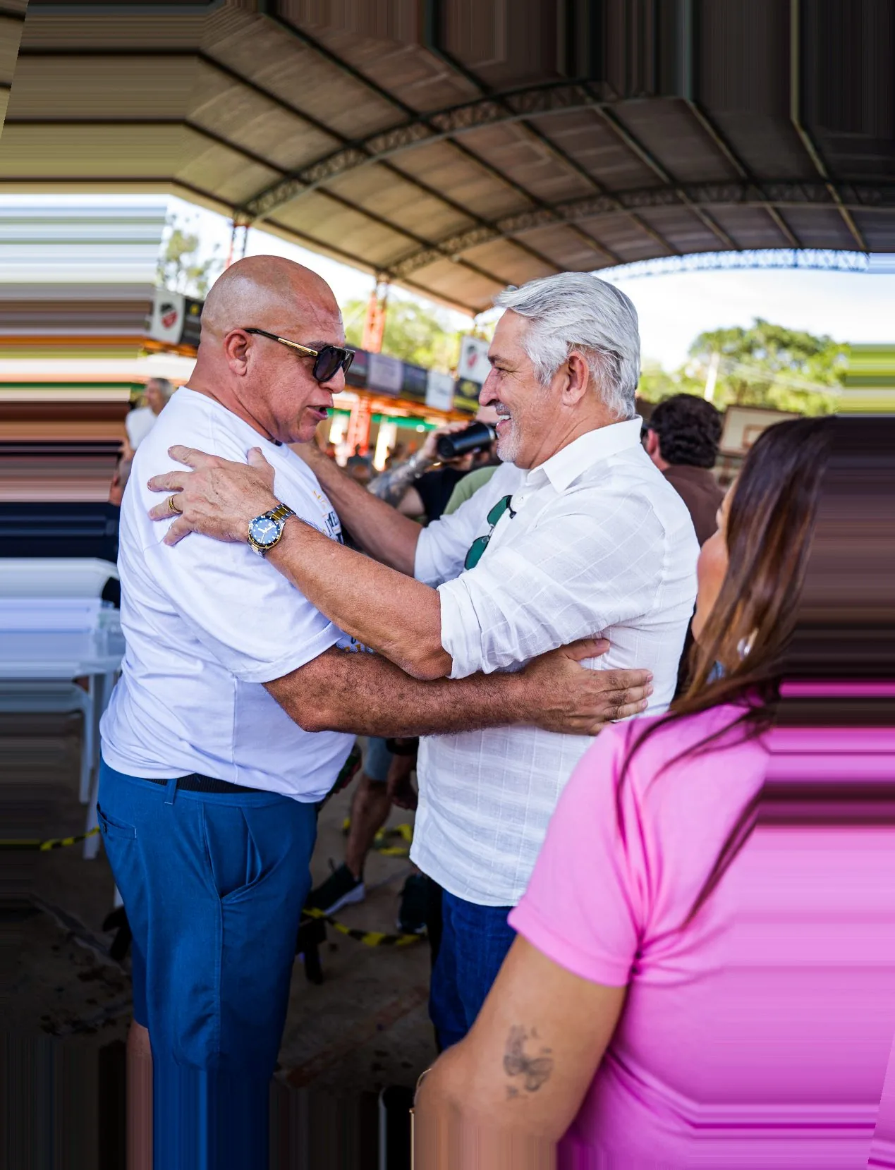 Milton Vieira com apoiadores